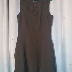 No size but seems like an xl dress. Runs small. Black panel lace dress